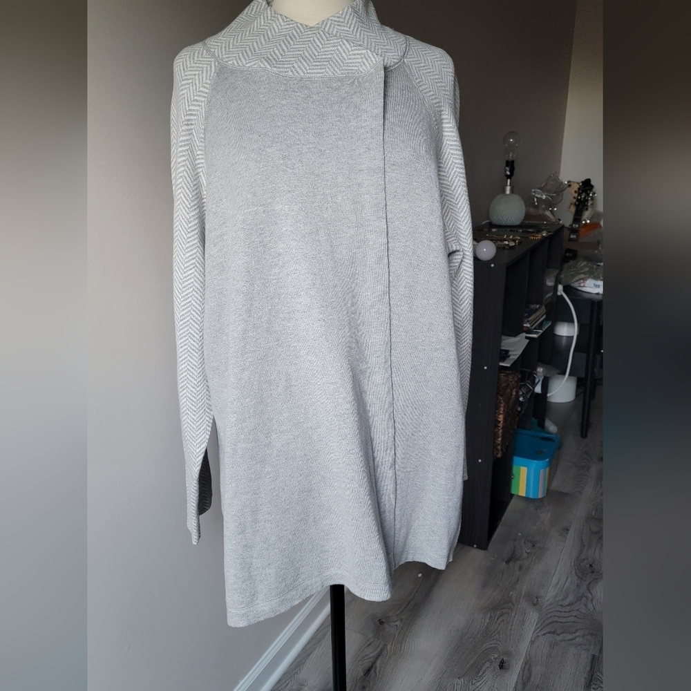 Max Studio Light Gray Textured Sweater